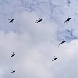 Video | Acht gevechtshelikopters vliegen in formatie over Nederland