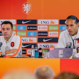 Van Dijk en Xavi staan stil bij overlijden Bartina Koeman: 'Valt mij erg zwaar'