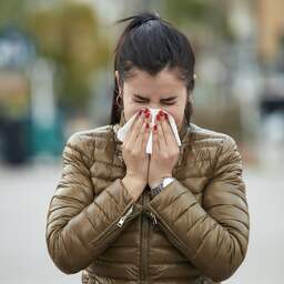 NU+ | Niezen en tranende ogen: is het hooikoorts of ben je verkouden?