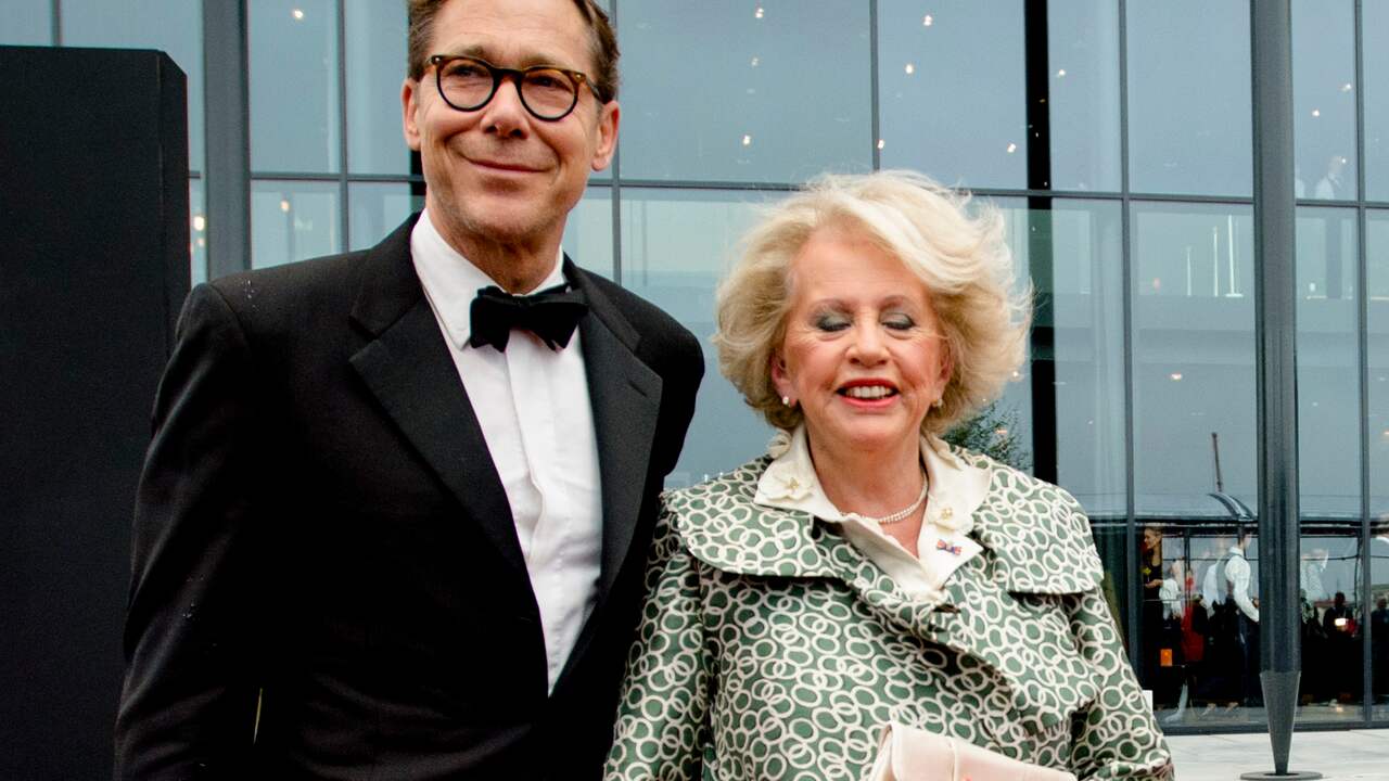 Acteur Hans Kesting krijgt Albert van Dalsumring | Amsterdam | NU.nl