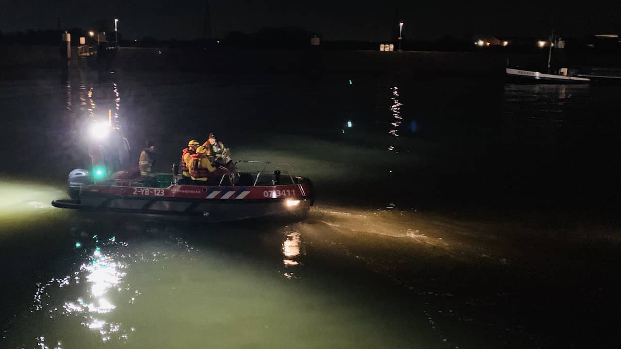 Brandweer Spaarndam duikt bij oefening naar pop maar vindt lichaam in water