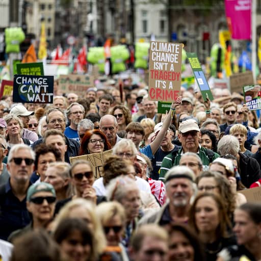 Illustratie bij: Tienduizenden mensen bij klimaatmars Amsterdam: 'Wij drammen wél door, Rob'