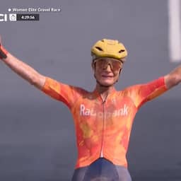 Video | Emotionele Marianne Vos komt als winnaar over de streep bij WK gravelfietsen