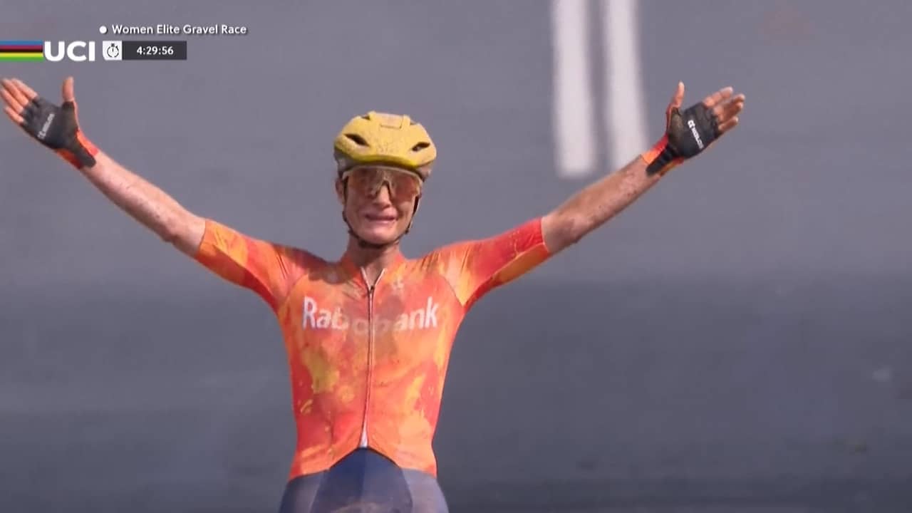 Emotionele Marianne Vos komt als winnaar over de streep bij WK gravelfietsen