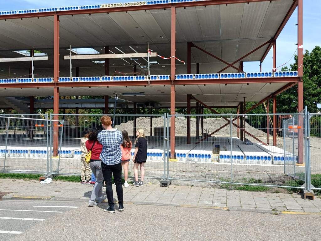 Zeeuwse school die eerst verkeerd om stond nu te dicht op straat gebouwd