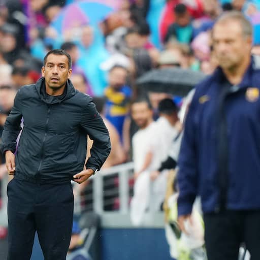 Illustratie bij: Van Bronckhorst verdedigt juichende Steijn na 5-1-verlies Feyenoord in Barcelona
