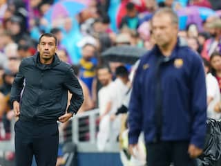 Van Bronckhorst verdedigt juichende Steijn na 5-1-verlies Feyenoord in Barcelona