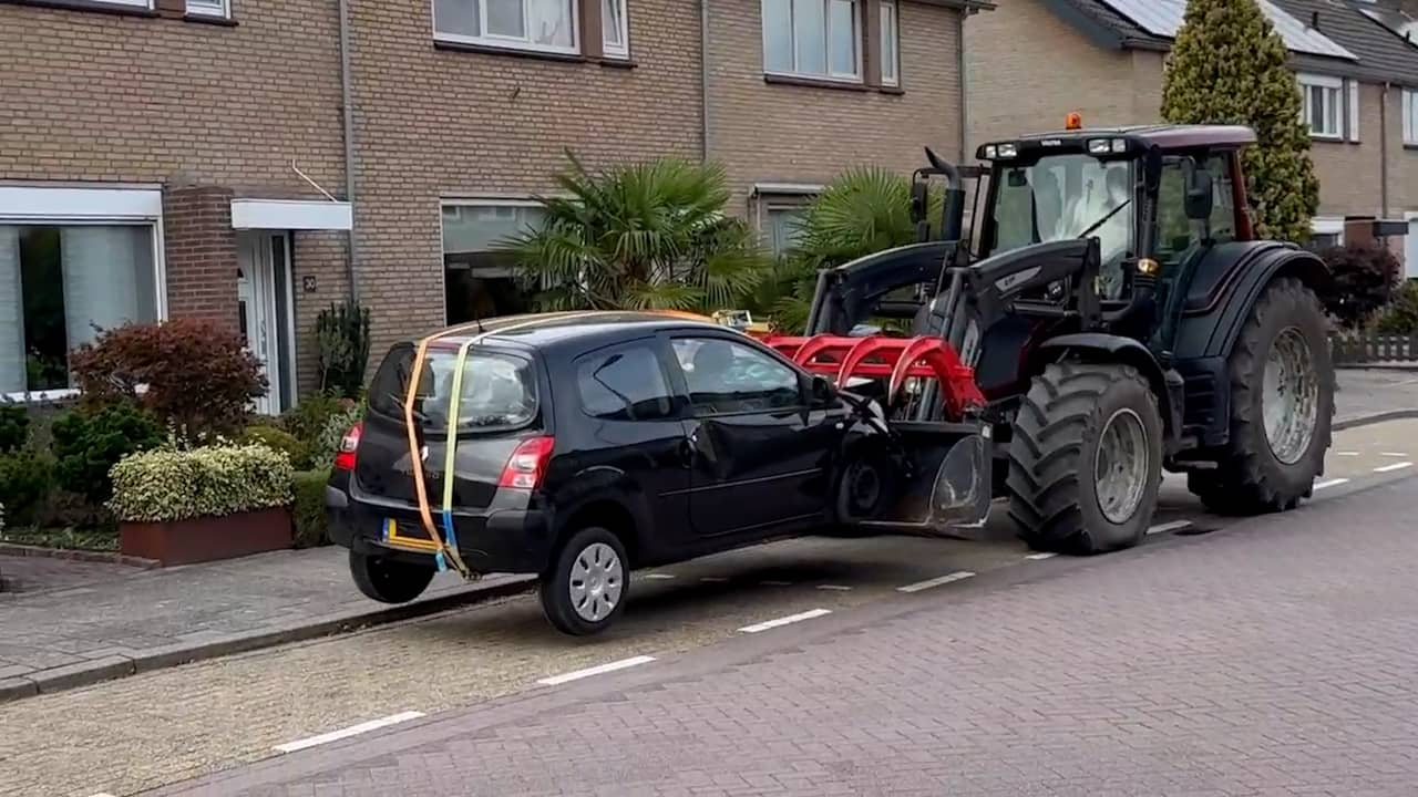 Video | Boer rijdt gecrashte auto met tractor naar eigenaar in Wouw
