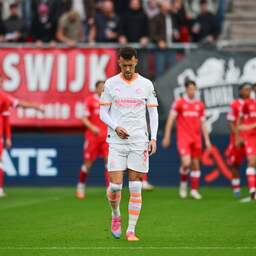 Live Eredivisie | FC Twente leidt tegen PSV, AZ scoort na eerbetoon aan Koeman