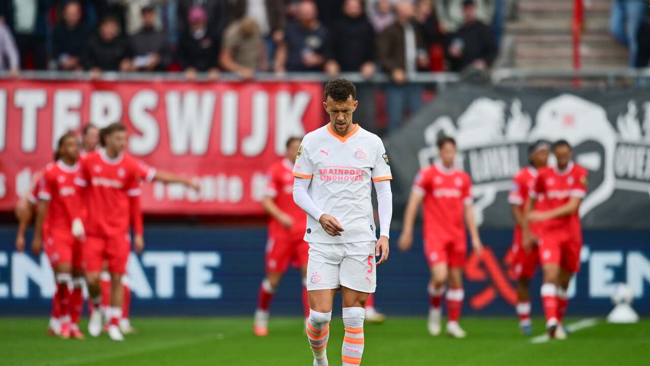Foto bij Live Eredivisie | FC Twente leidt tegen PSV, AZ scoort na eerbetoon aan Koeman