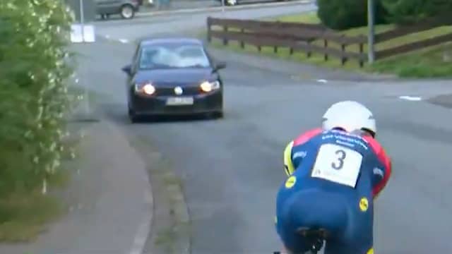 Auto rijdt recht op wielrenner af tijdens tijdrit in Duitse ronde