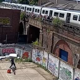 Video | Britse bezorger gooit waterflesjes naar verhitte treinpassagiers