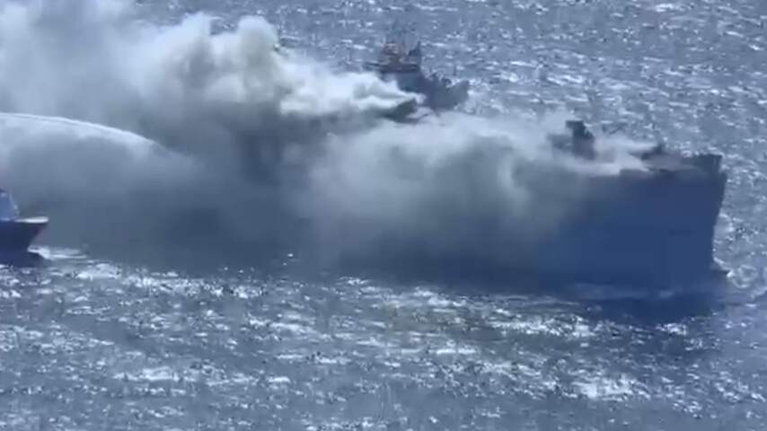Luchtbeelden tonen brandend vrachtschip bij Ameland