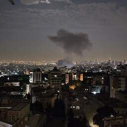 Israël voert luchtaanvallen uit op nucleaire doelen en legertop Iran