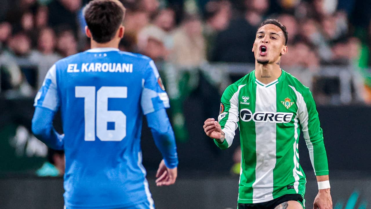 Kopstoot van Antony tegen FC Utrecht blijft onbestraft: 'De VAR was er niet bij'