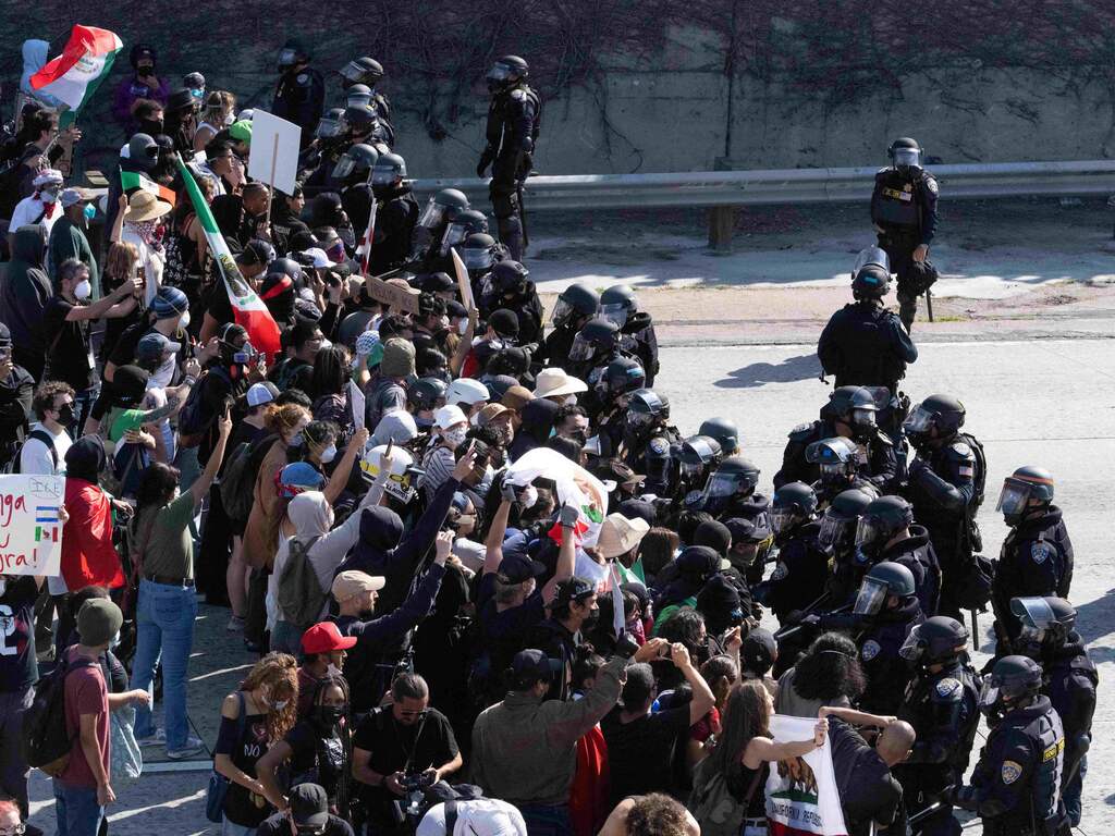 Ongeregeldheden in Los Angeles komen Trump politiek niet verkeerd uit