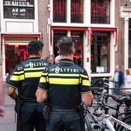 Automobilist bekeurd voor rijden met twee benen in het gips
