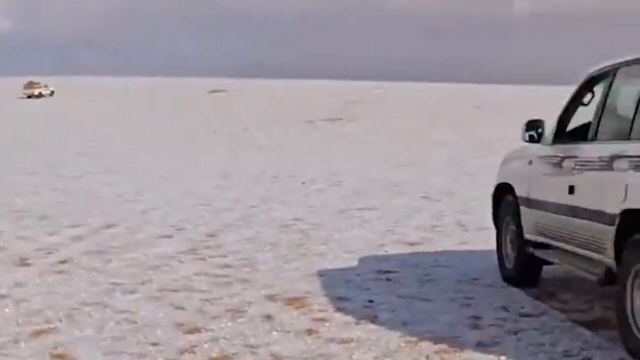 Zeldzame sneeuwval bedekt woestijn van Saoedi-Arabië | NU.nl