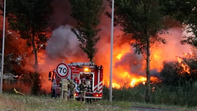 Dikke zwarte rook uit brandende caravans op stadsnomadenterrein