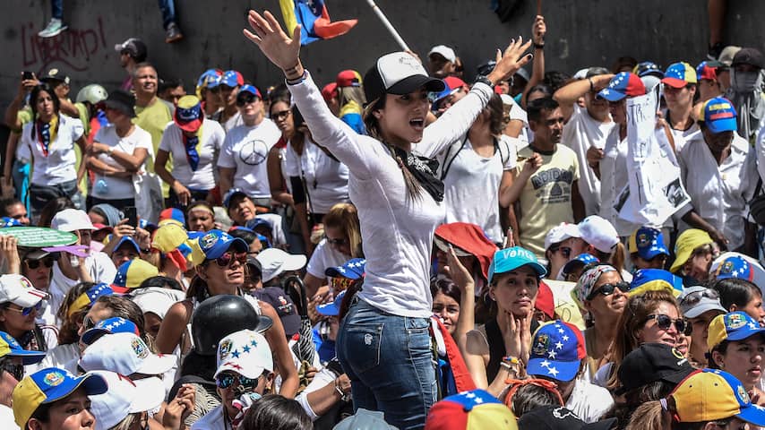 Tienduizenden vrouwen in Venezuela demonstreren tegen Maduro