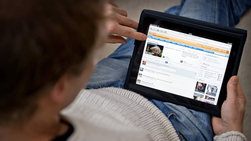 Jongen gebruikt Hyves op tablet