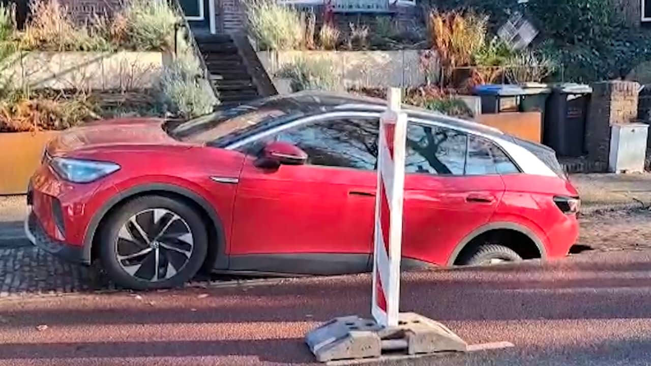 Video | Auto staat met achterkant in zinkgat op parkeerplaats in Arnhem