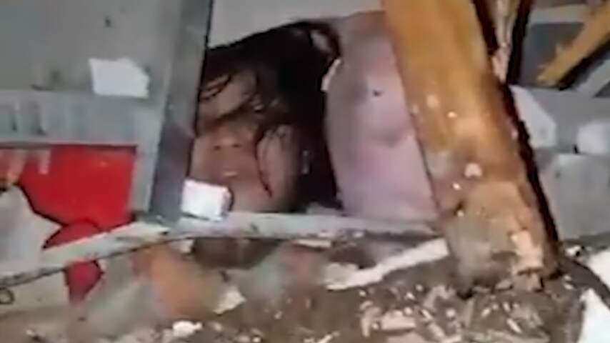 Reddingswerkers zoeken overlevenden na aardbeving Sulawesi