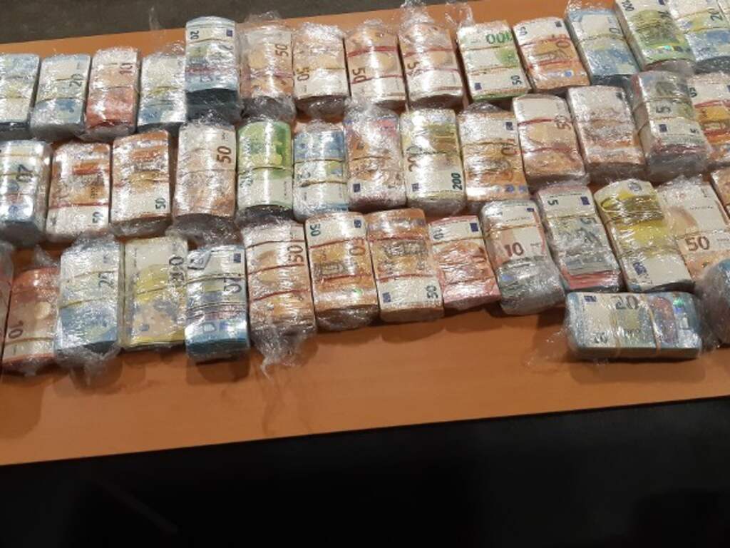 Politie houdt automobilist aan die bijna 3 miljoen euro bij zich had