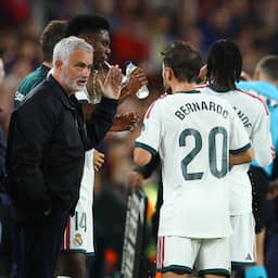 Mourinho maakt knieschuiver, maar tempert euforie bij Real na zege op Barça