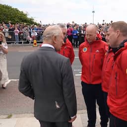 Video | Britse koning Charles ondergepoept door meeuw