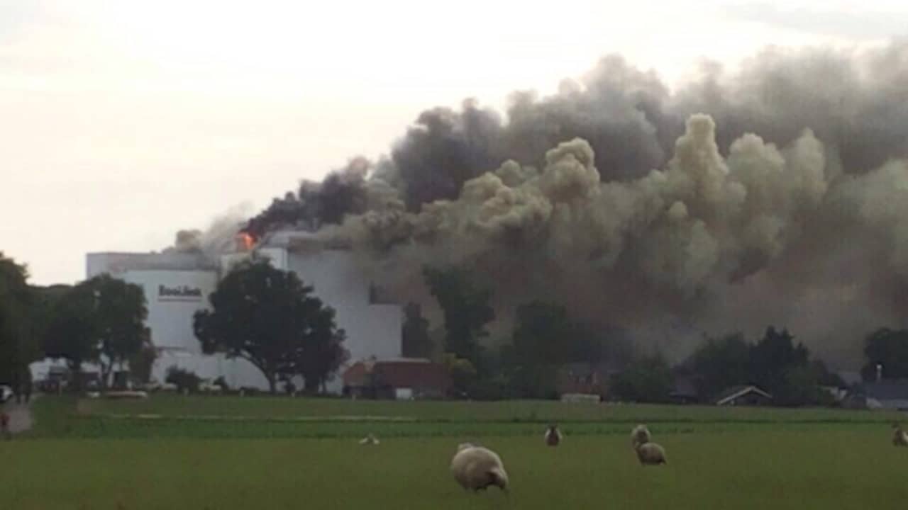 Grote brand bij veevoederbedrijf in Luttenberg