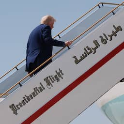 Trump negeert kritiek en gaat door Qatar aangeboden luxe vliegtuig gebruiken
