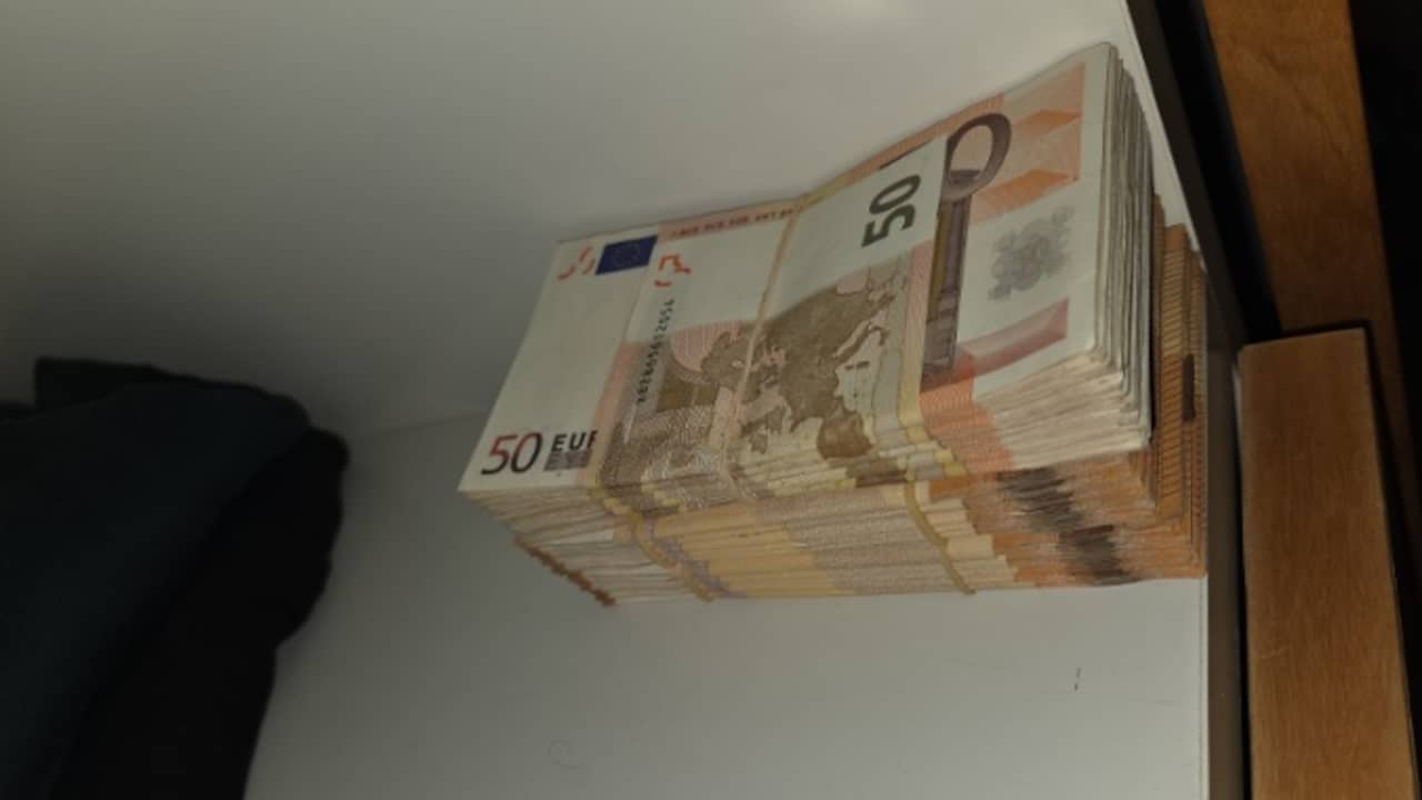 Politie vindt 340.000 euro, drugs en wapens in slaapkamer Zutphenaar