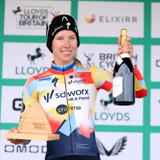 Wiebes wint opnieuw in Groot-Brittannië, zege Philipsen in pijlsnelle etappe