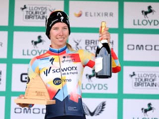 Wiebes wint opnieuw in Groot-Brittannië, zege Philipsen in pijlsnelle etappe