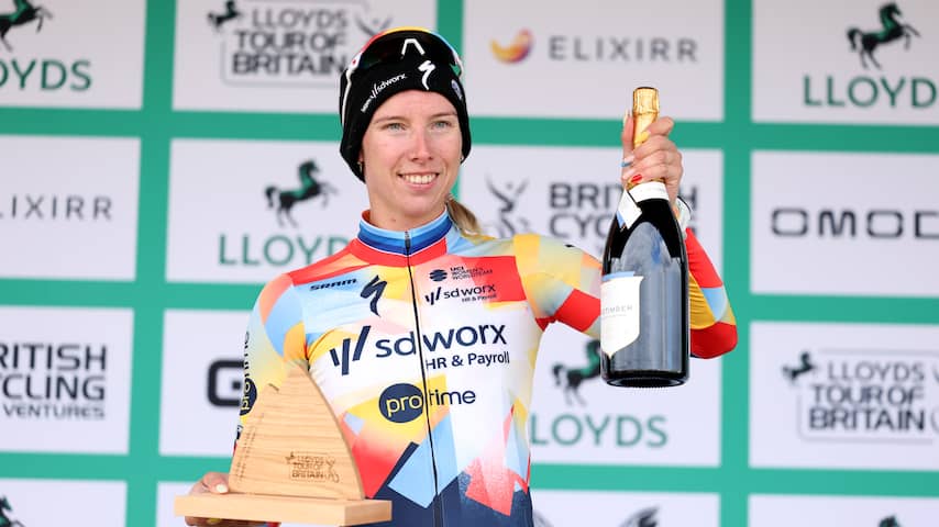Wiebes wint opnieuw in Groot-Brittannië, zege Philipsen in pijlsnelle etappe