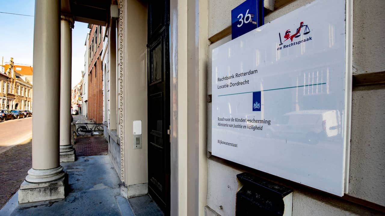 Man uit Spijkenisse bekent online afpersen van meisjes met naaktfoto's