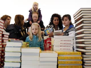 Leescrisis onder Nederlandse jeugd baart taalexperts grote zorgen