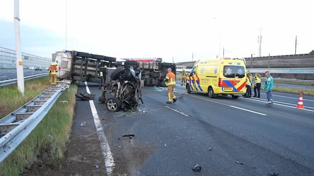 Auto en vrachtwagen met giftige stoffen gekanteld op A15 in Rotterdam