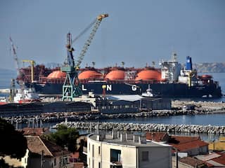 Lng-tanker in de haven van Marseille