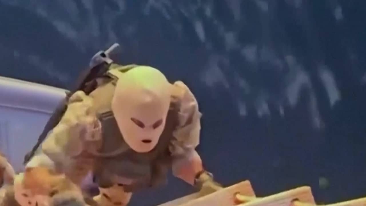 Video | Iraanse militairen klimmen aan boord van schip in Straat van Hormuz