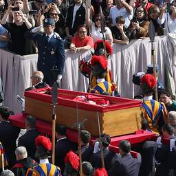 In beeld | Gelovigen nemen afscheid van paus Franciscus bij Sint-Pietersbasiliek