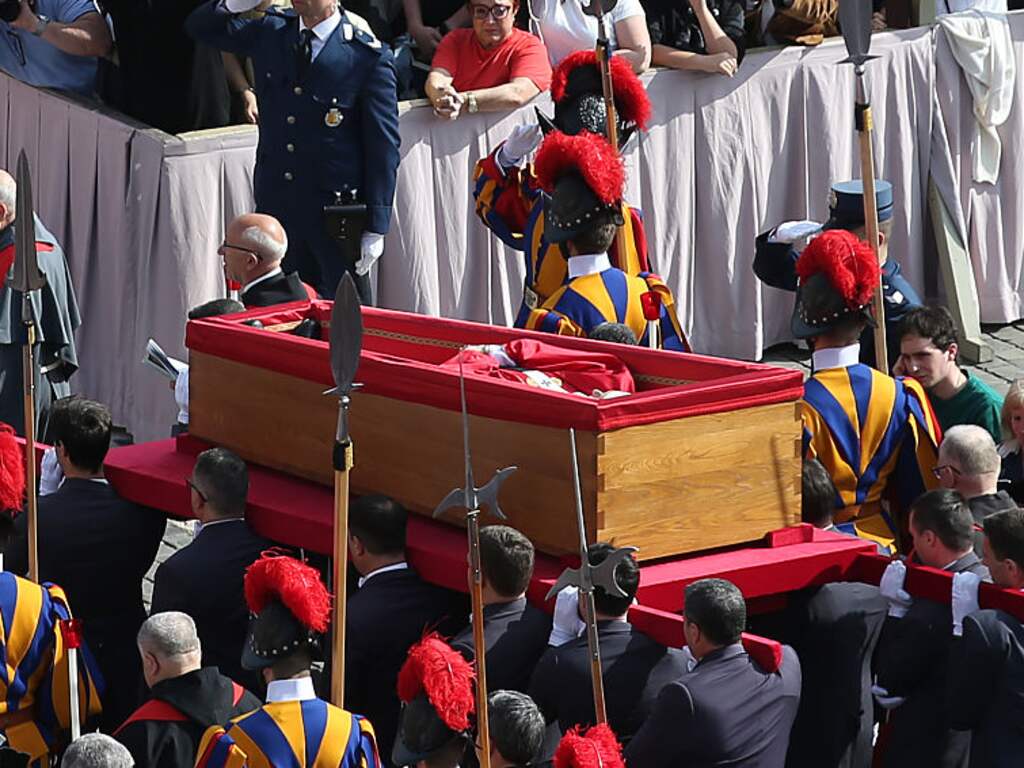 Gelovigen nemen afscheid van paus Franciscus bij Sint-Pietersbasiliek
