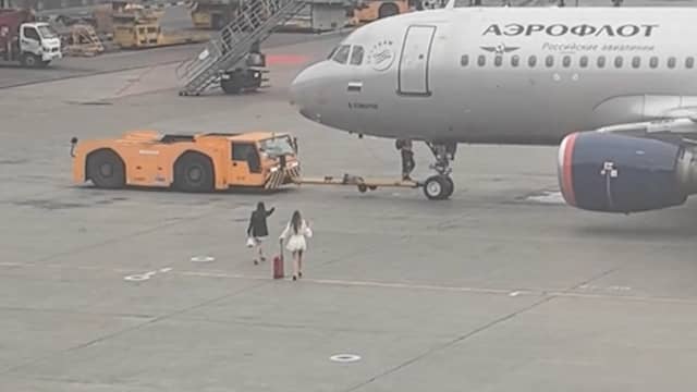 Passagiers proberen vertrekkend vliegtuig tegen te houden in Moskou