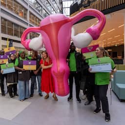 Schoonmakers vieren melding van menstruatie in cao: 'Komen v