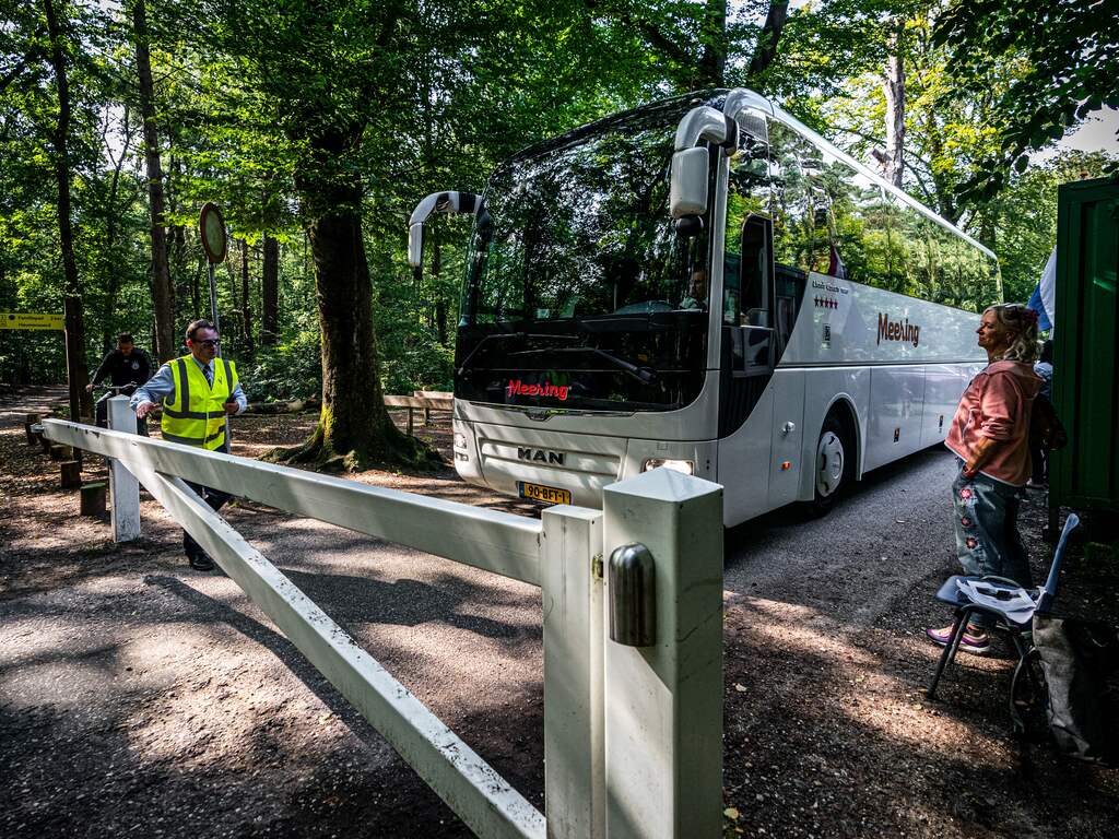 Bus met Afghaanse evacués op weg naar Heumensoord