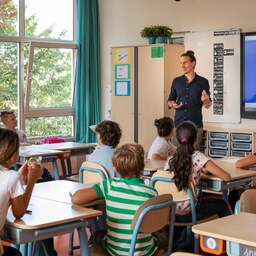 Kabinet wil leraren met bonus overhalen meer te werken, onderwijsbond kritisch