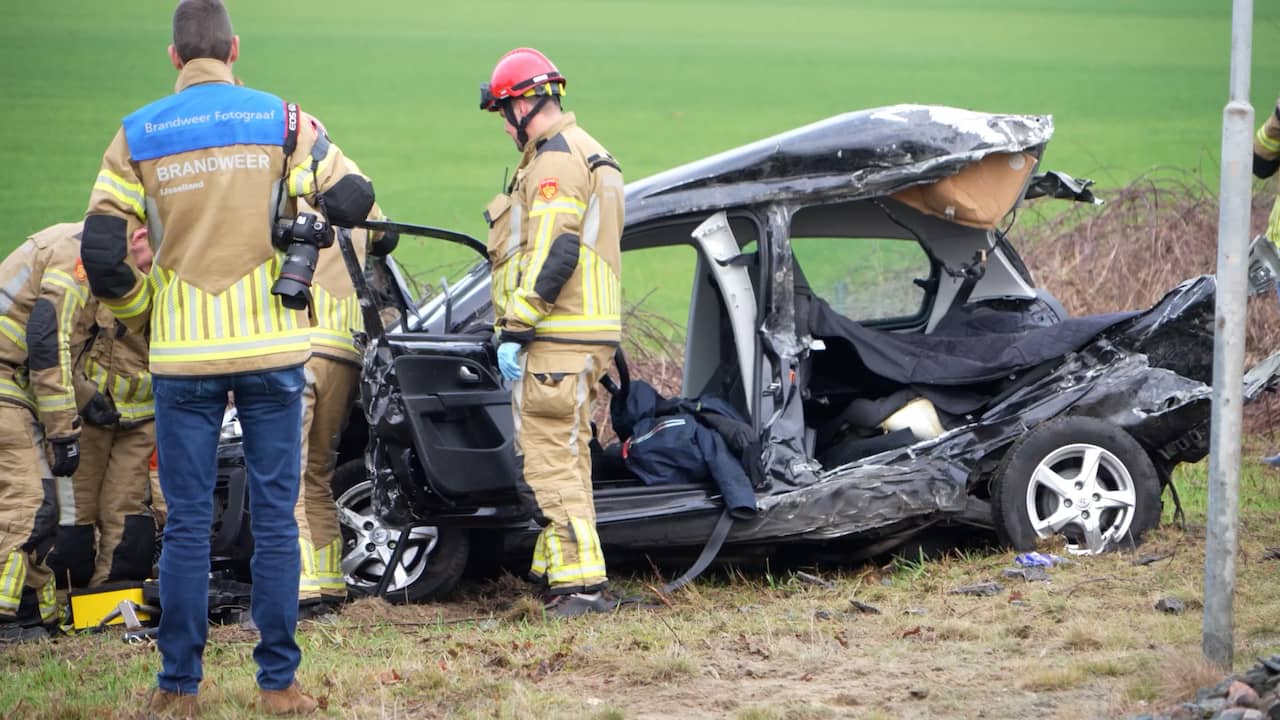 Video | Auto total loss na botsing met trein bij Gramsbergen