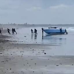 Video | Boot vol migranten vaart op hoge snelheid strand San Diego op