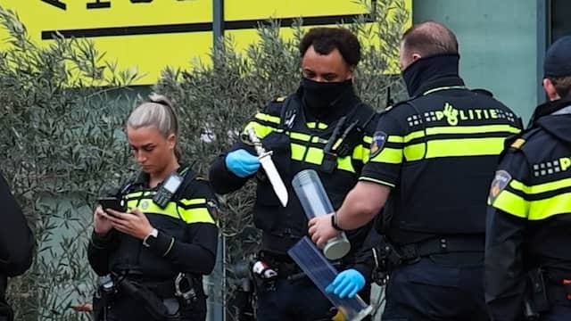 Agenten bergen groot mes op na steekpartij in Amsterdam